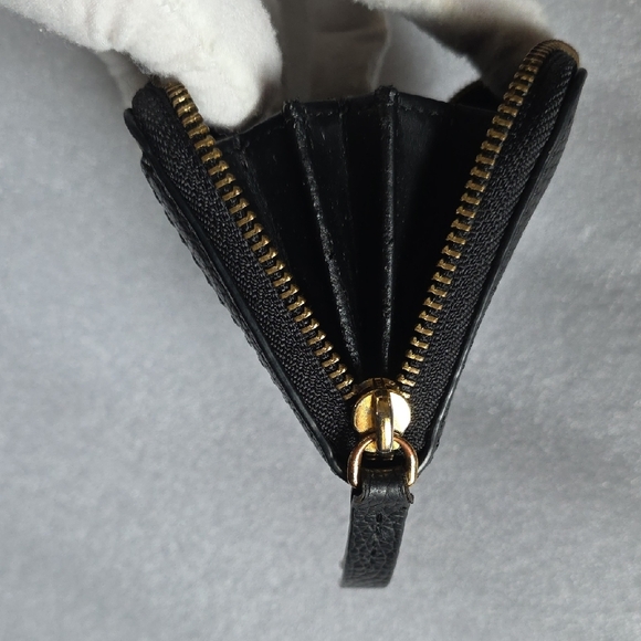 Marc Jacobs Black Pebbled Leather Zip Card Case with Gold Accent - Picture 9 of 11